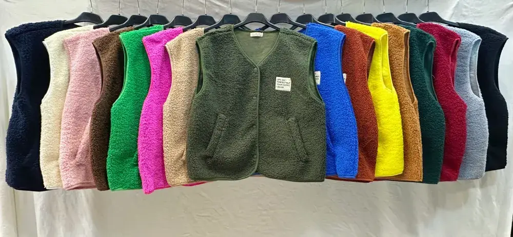 Mimi & Gogo - Wholesale Outerwear Vest - Women's - Fleece Vest With Patch @3399_GiEcussonMoumoute2