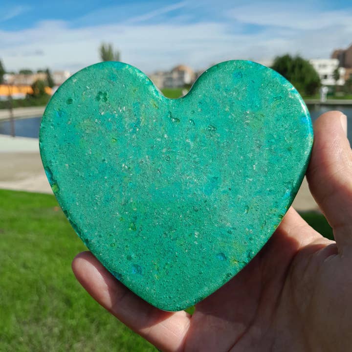 Green Orgonite Heart with Mica Pigments for wholesale by Mundo Orgon