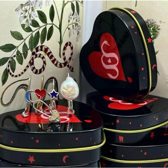 Serpent & the Swan - Vente Boucles d'oreille uniques - Boucle d'oreille en épingle de sûreté en émail4