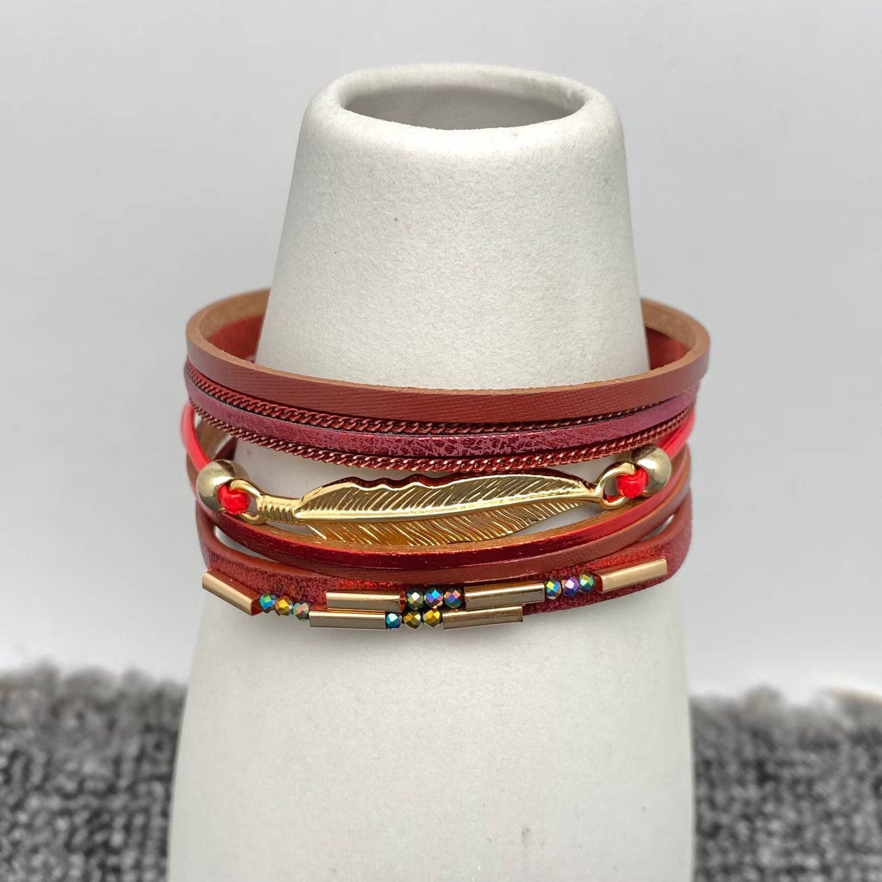 Mio Queena – Großhandel Armreif – Boho Metallfedern Multi-Lagen Lederarmband - BJ/LB3