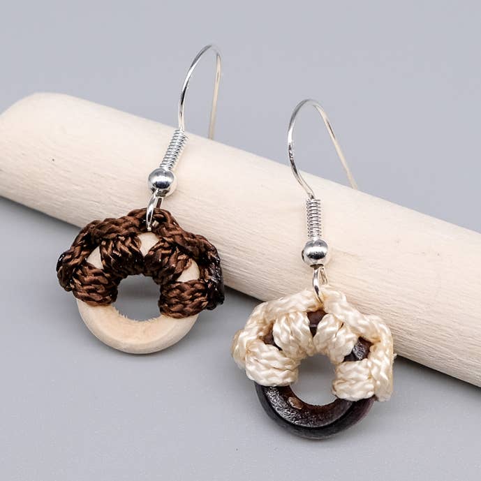 Asymmetrisk silverörhänge i trä och paracord för wholesale av La Fabrique du Noeud