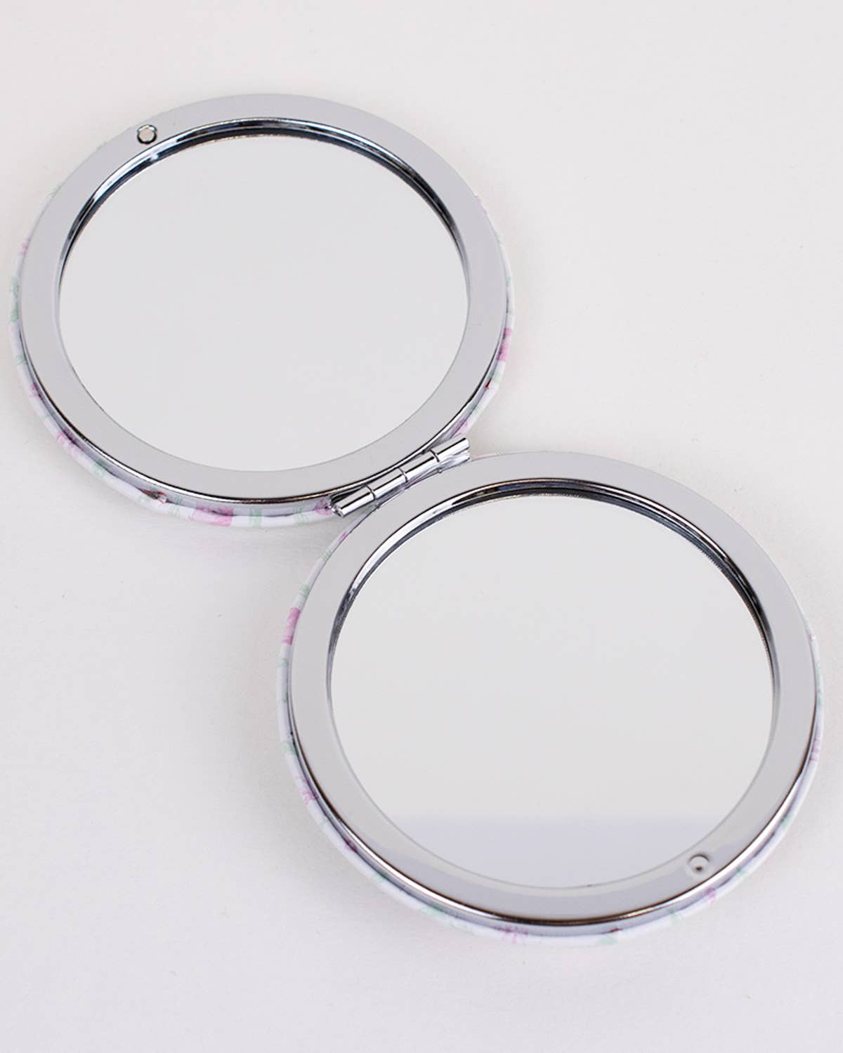 The Royal Standard – Espelho de bolso por atacado – Espelho de Bolso Brighton Terrace   Branco/Rosa Lírio   2,75"1