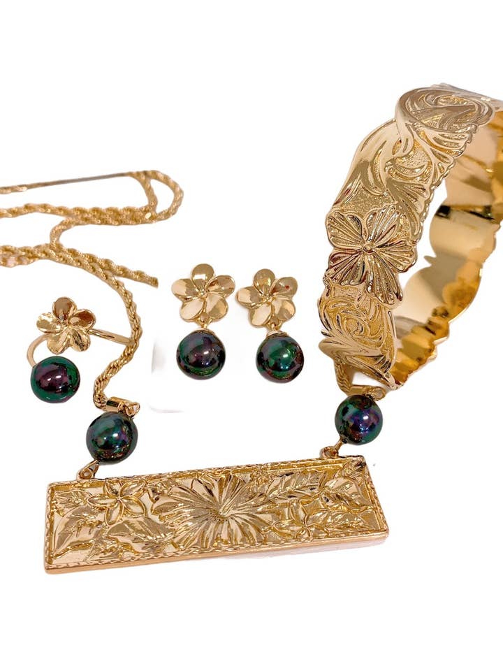 Hawaiian tropiska hibiskus och Plumeria blomuppsättningar: Hamilton guld med skalpärlor för wholesale av Anela's Jewelry