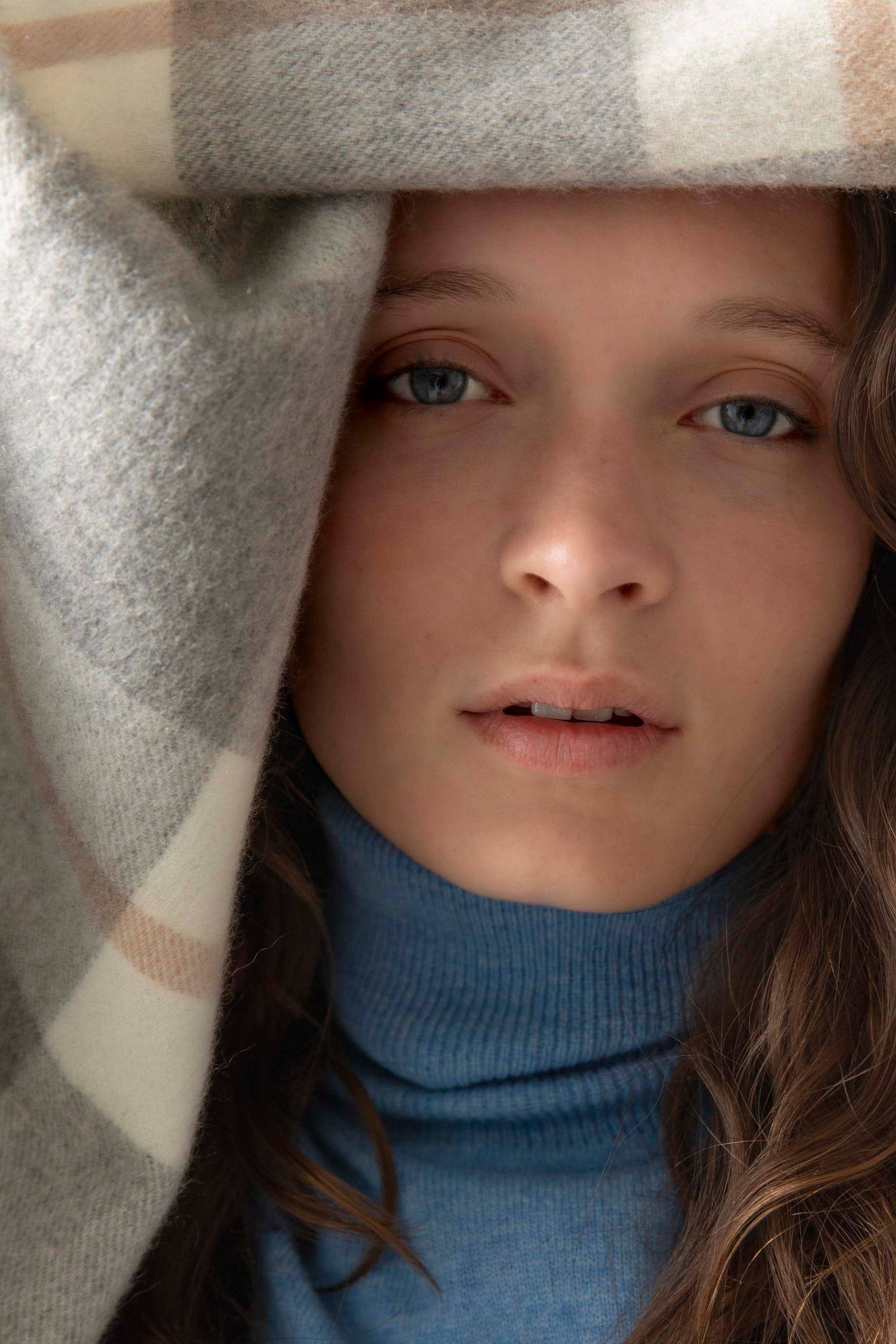 Kiltane - Wholesale Scarf - Unisex - Made In Scotland Contemporary Check Cashmere Stole - Grey1