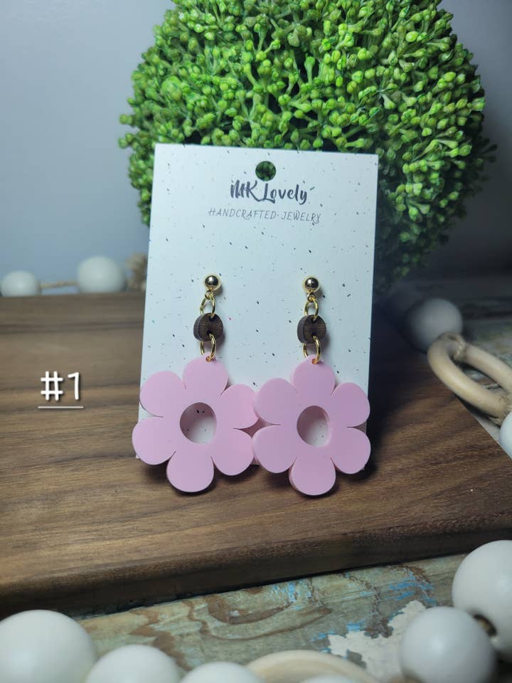 Boucles d'oreilles pendantes bohèmes en acrylique avec fleurs pour la vente par MK Lovely Boutique