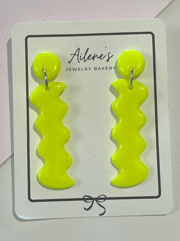 Orecchini Squiggle per la vendita all'ingrosso da parte di Ailene’s Jewelry Bakery