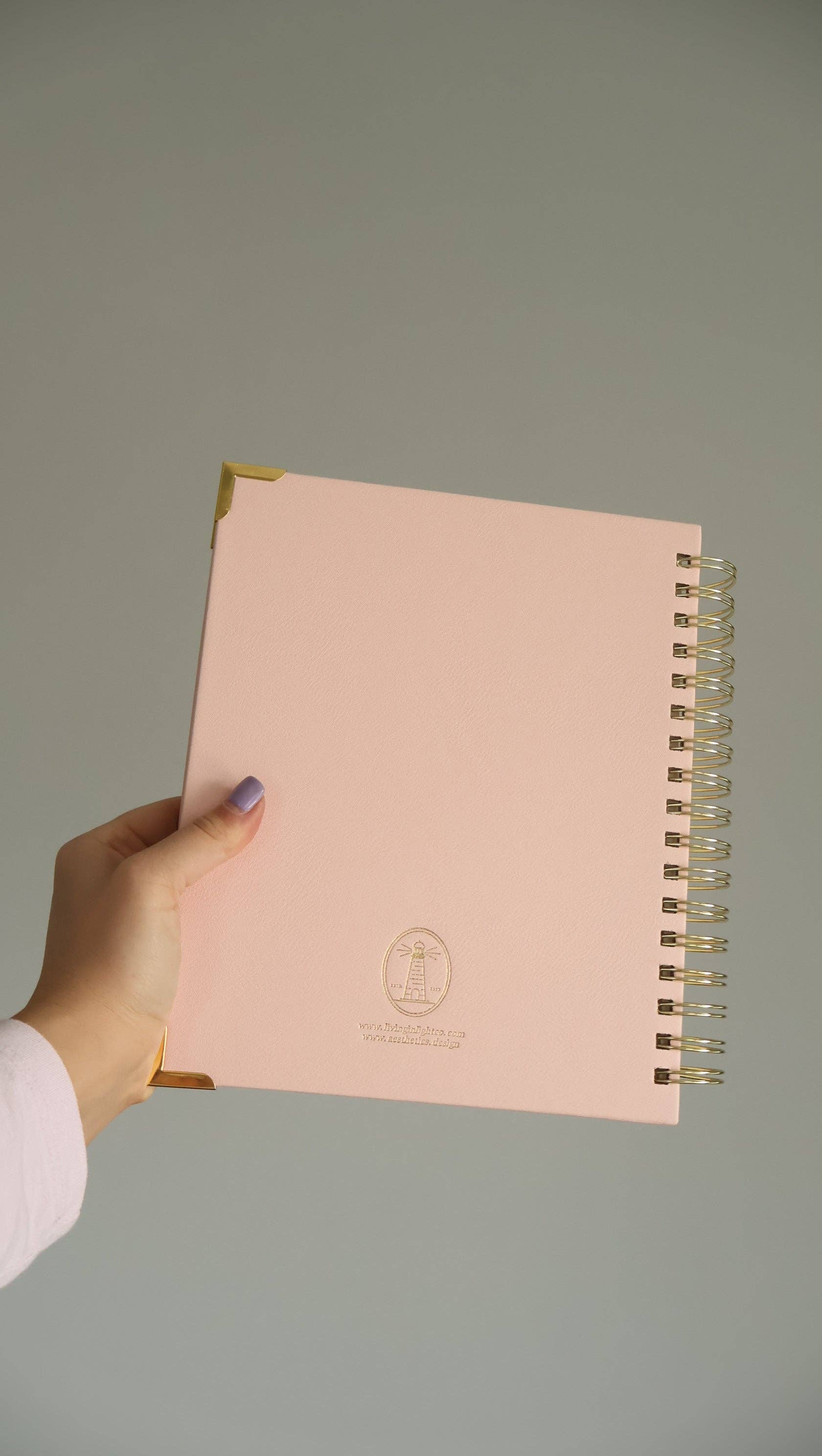 Living In Light - Venta al por mayor Agendas - Planificador Espiral de Cuero Premium - Planificador Cristiano Moderno Sin Fechar con Estudio Bíblico, Establecimiento de Metas, Solicitudes de Oración, Rastreador de Presupuesto Financiero y Más | Cuero Menta y Rosa Rubor con Espiral Dorada4