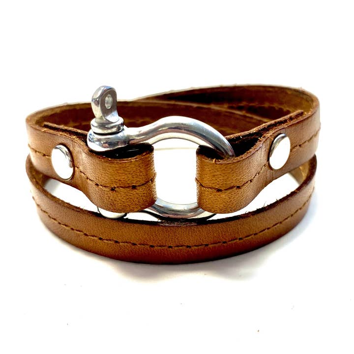 Bracelet style Hermès en cuir cognac avec fermoir harpe pour la vente par Chic Le Freak