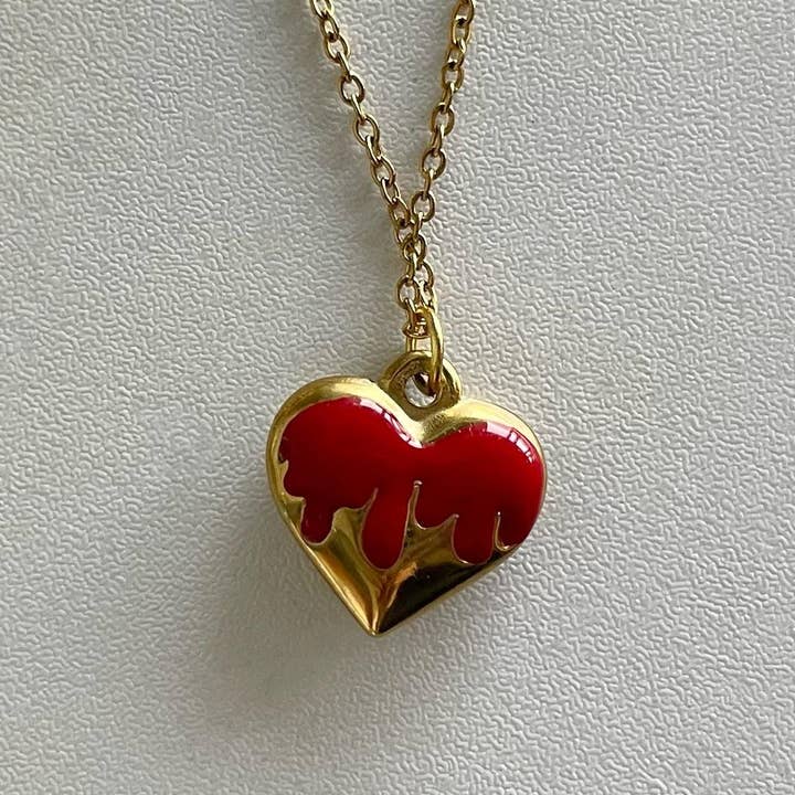 Collana con ciondolo a cuore d'oro e fiamma in smalto rosso per la vendita all'ingrosso da parte di Predictable Art