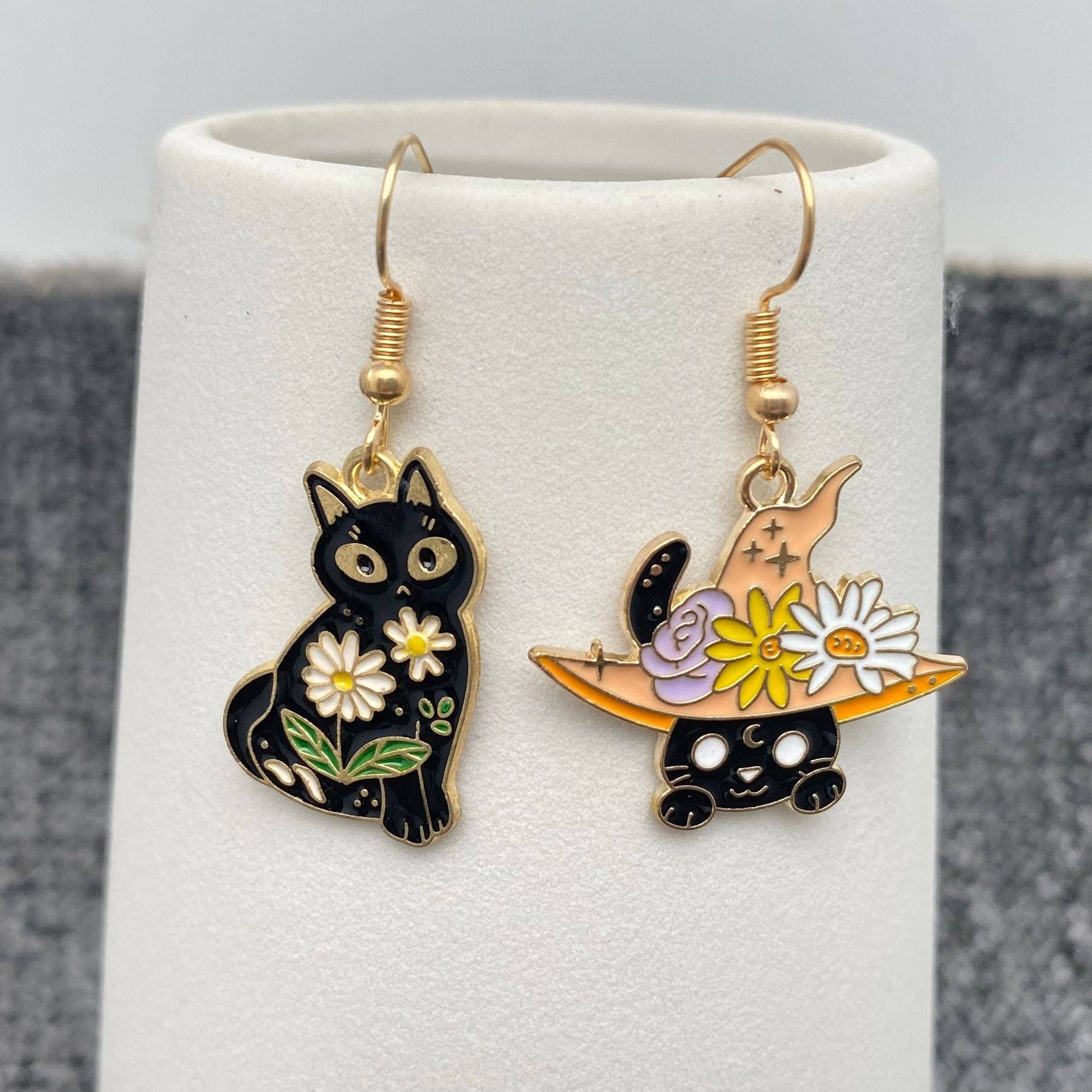 Mio Queena - Wholesale Hangende/ronde oorbellen - Oorbellen met emaillen bloemen en magische kat in diverse stijlen13