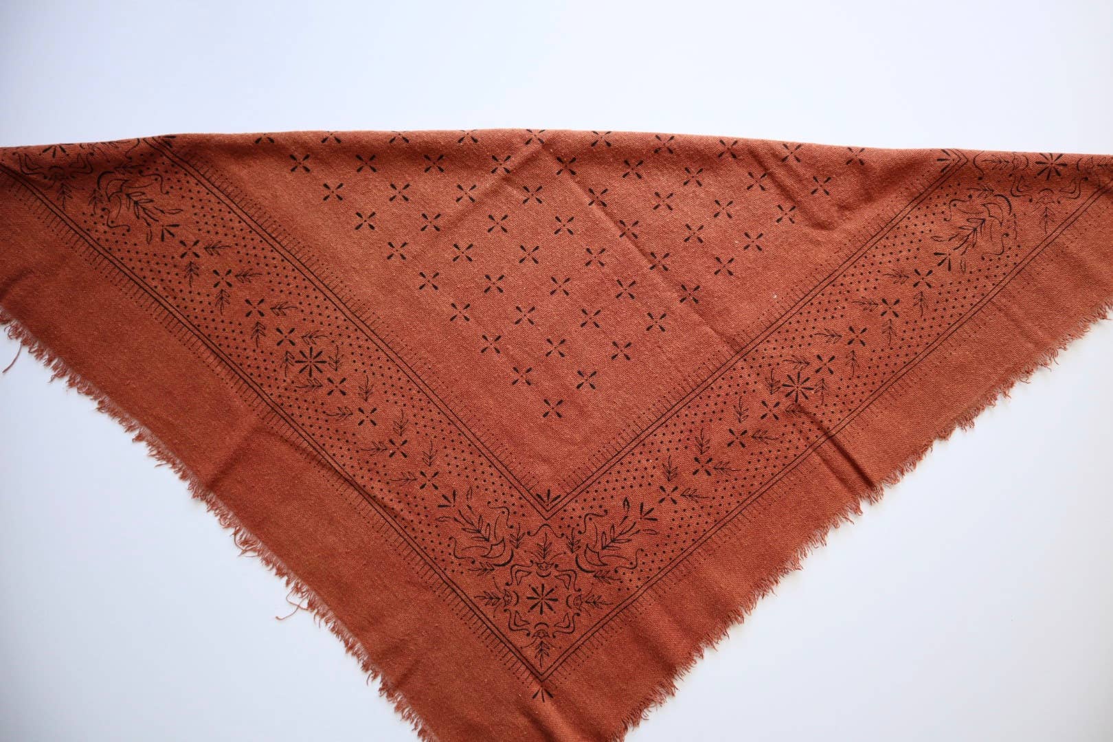 Eco Raw Studio - Wholesale Bandana - Dames - Terracotta Klassieke Print Natuurlijk Geverfde Bandana (zwart)5