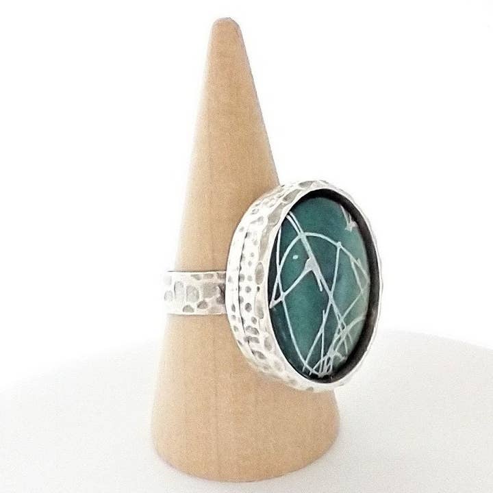 Bague tendance en coquillage irisé, réglable pour la vente par Piccadilly Pendants