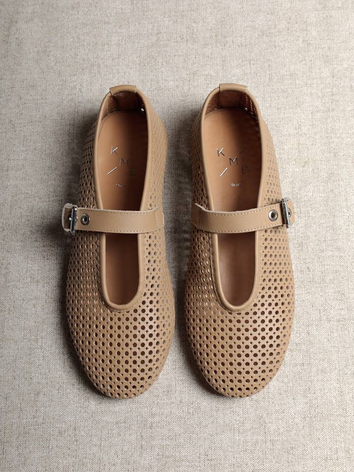 CARROLL CAMEL - Geperforeerde leren ballerina's met gesp voor wholesale door KMB Shoes