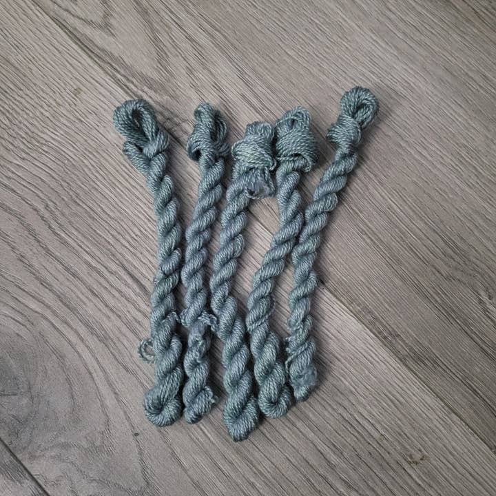 BFL Super Zijdezacht Borduurgaren Blauwgrijs voor wholesale door Cornbread and Honey