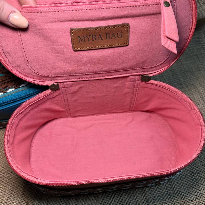 BDN Boutique - Wholesale Makeup/Cosmetic Bag - Chesterock Canyon Make-Up Kit7
