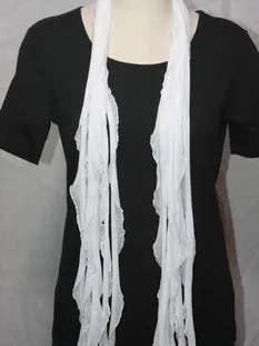 Foulard blanc Flutter pour la vente par AIR Artsy Accessories