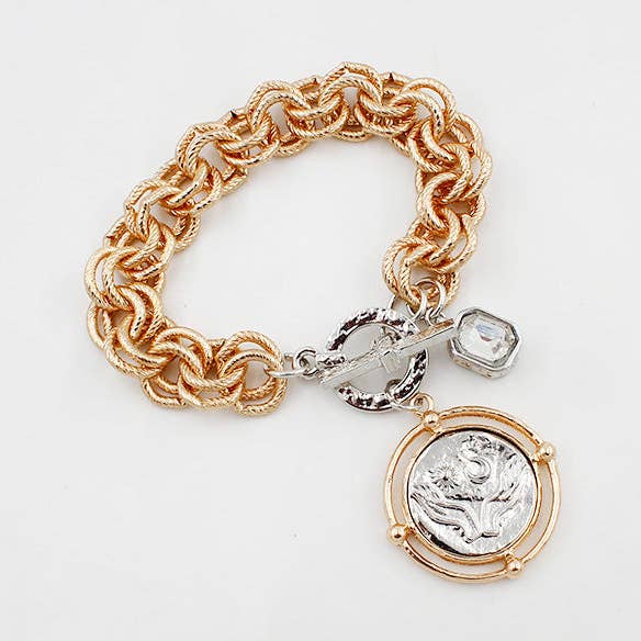 Bracelet à maillons dorés avec breloque pièce en argent et or et fermoir toggle pour la vente par What's Hot