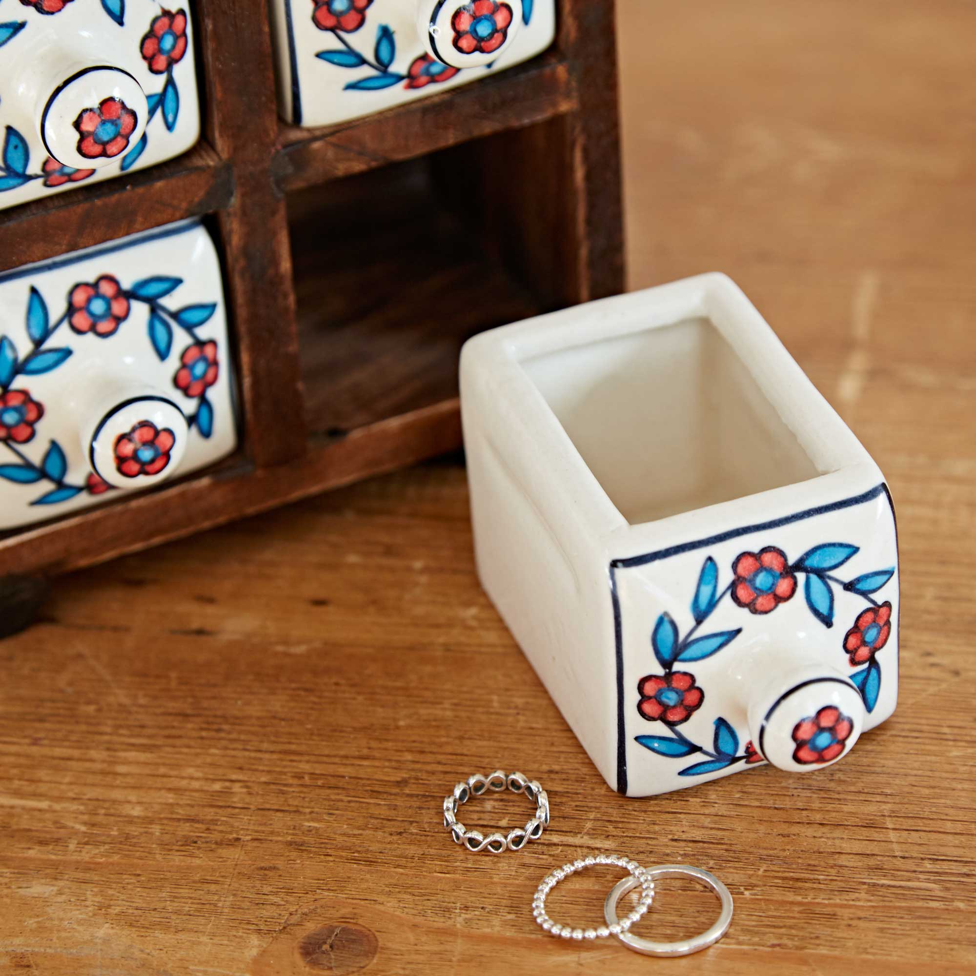 The Paper High Gift Company Limited - Venta al por mayor Joyero/organizador de joyas - Cómoda con 4 cajones de cerámica floral blanca pintada a mano3