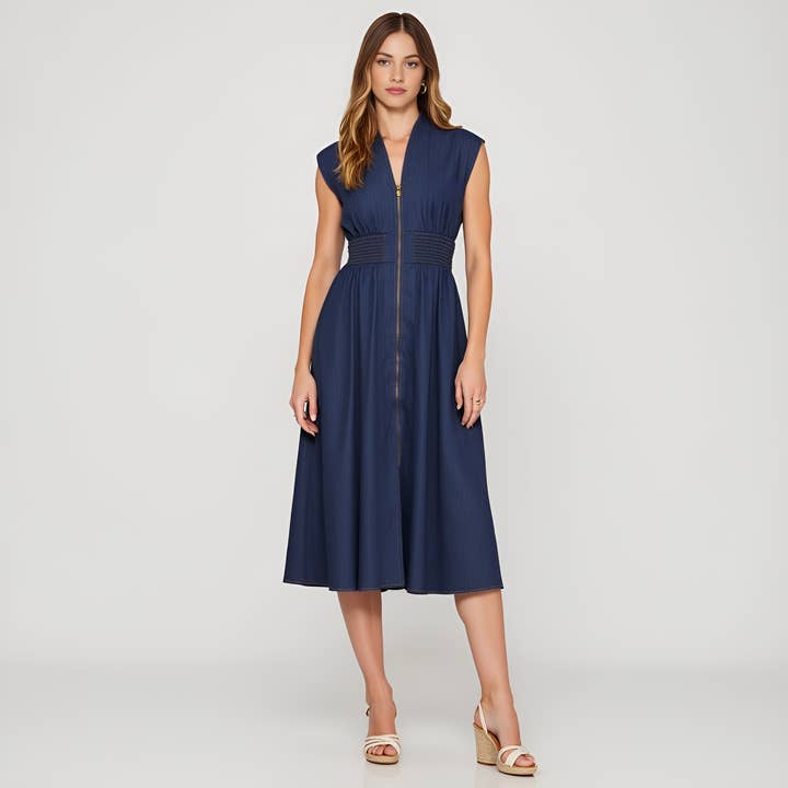 Robe midi en jean sans manches à fermeture éclair sur le devant avec taille smockée pour la vente par Modenaire