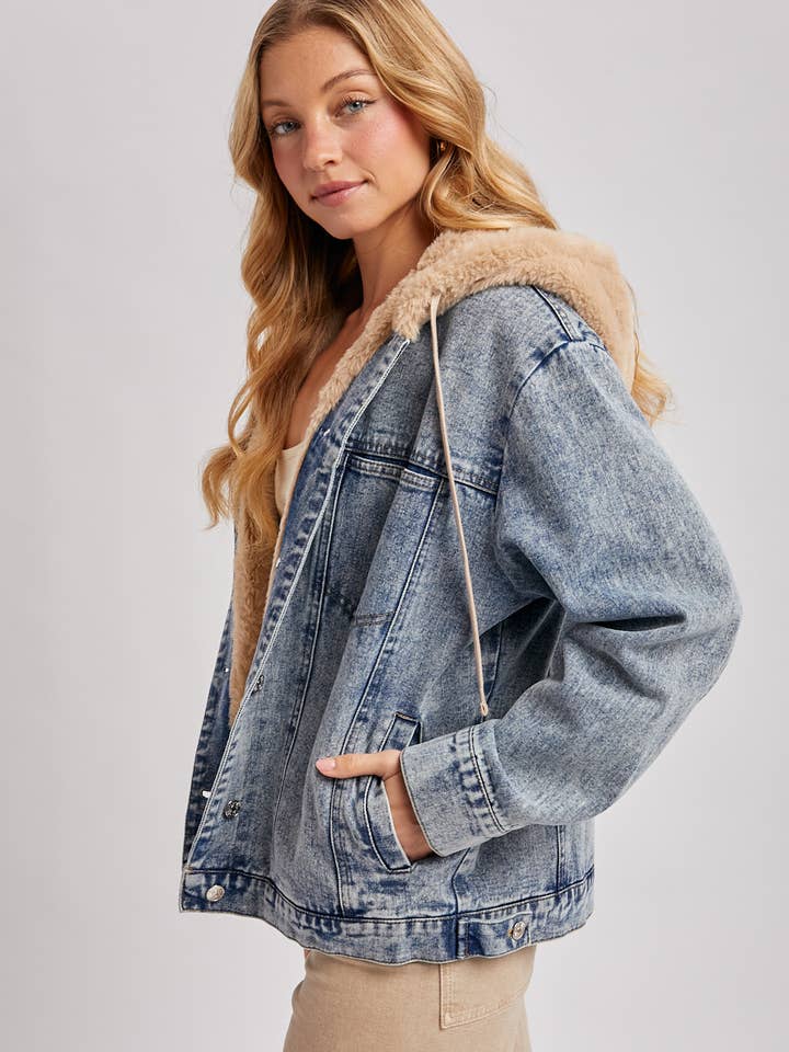 Bluivy – wholesale Jeansjackor – Dam – Knäppt jeansjacka med fuskpäls och huva14