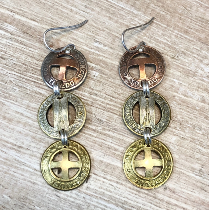 Lorraine Frances Jewelry – Brincos de argola por atacado – Brinco triplo token vintage1