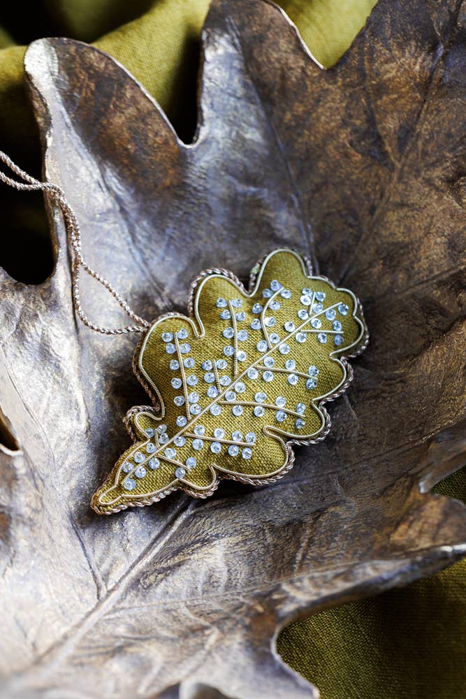 Katie Larmour Linen – wholesale Ornament set – 26pcs Mixed Multicolour Assortment Oak Leaf1