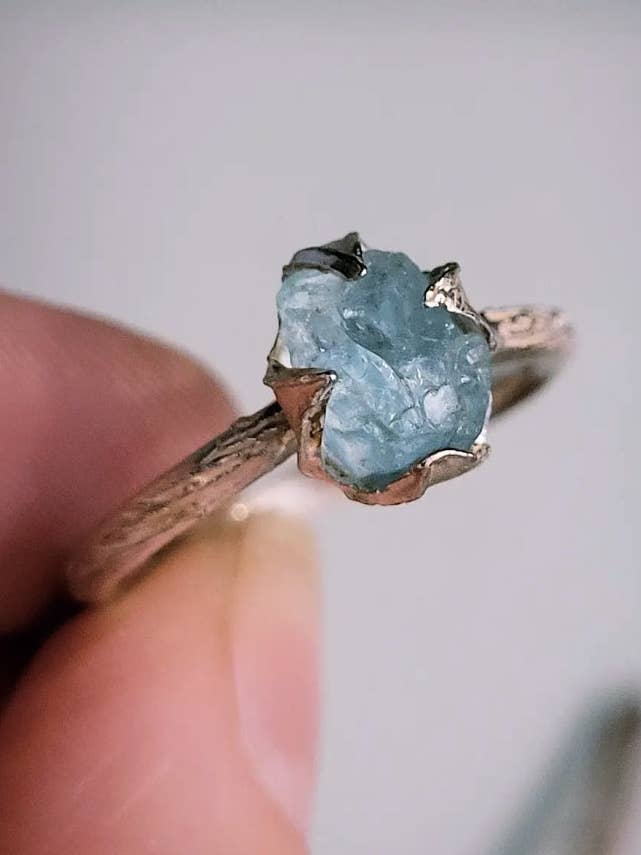 Anillo de flores silvestres de aguamarina cruda para venta al por mayor de Caroline Stokesberry-Lee Jewellery Design