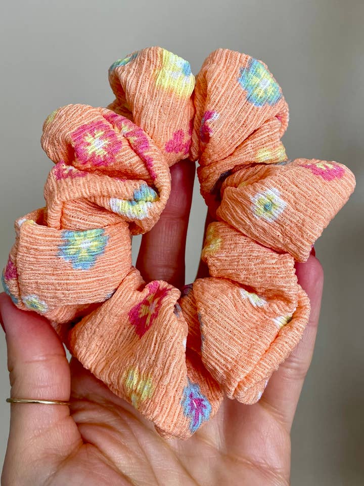 Scrunchie floreale arancione per la vendita all'ingrosso da parte di Love Scout Designs