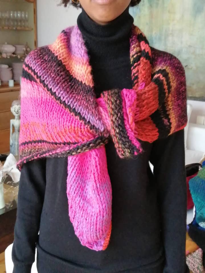 Scialle nero e rosa in lana merino fatto a mano per la vendita all'ingrosso da parte di lamauri complementos