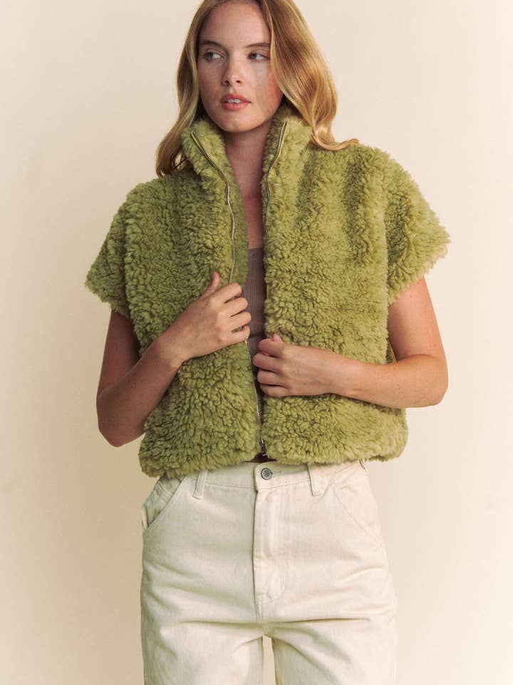 VESTE À MANCHES COURTES EN FAUSSE FOURRURE pour la vente par Hers & Mine