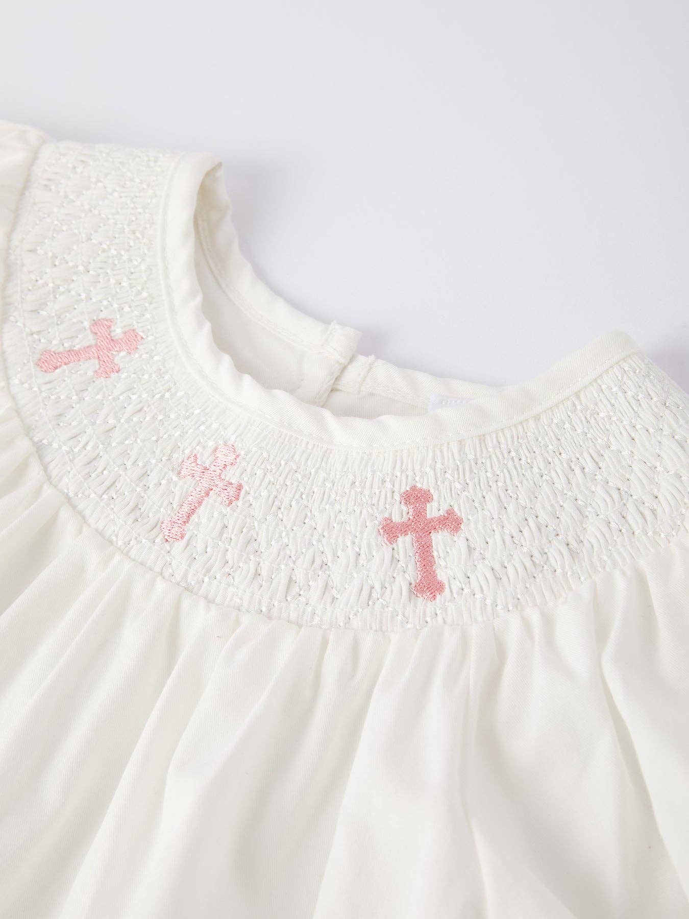 Rylee Faith Designs – Vestido - Crianças por atacado – Vestido Branco de Batizado com Fumo para Igreja Bispo Cristo2