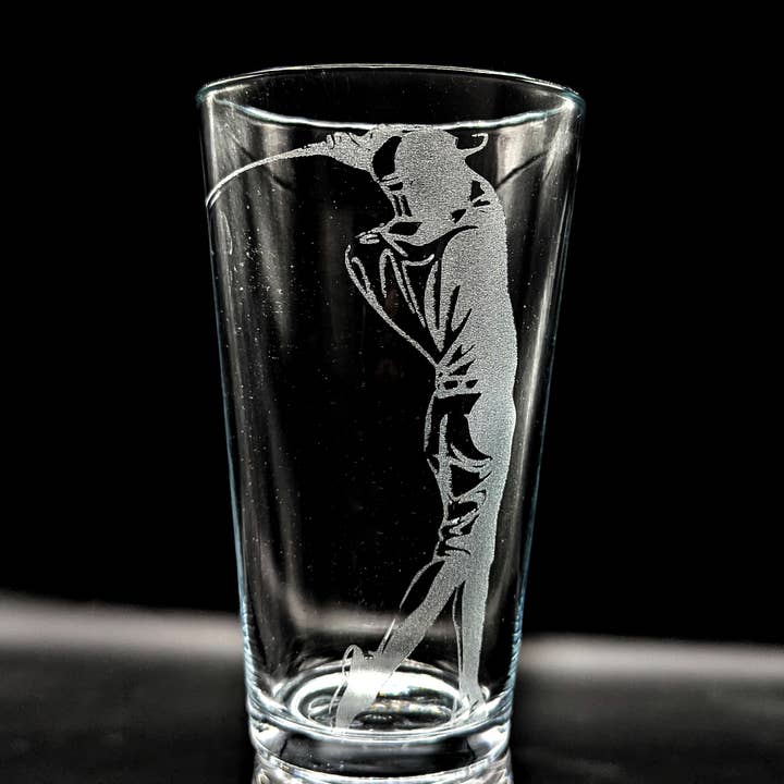 Bicchieri da pinta incisi GOLF SWING da 16 once per la vendita all'ingrosso da parte di LumEngrave