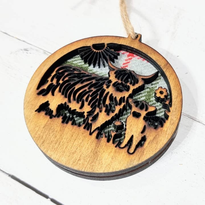 Wildflower Designs - Wholesale Kerstdecoratie - Houten Highland Cow Kersthanger met Tartan en Tweed uit Schotland2
