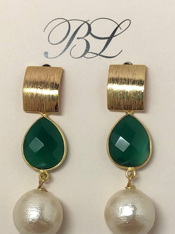 Boucles d'oreilles en onyx vert avec perle de coton pour la vente par Bldesigns Speciality Crafted Finer Earring Jewelry