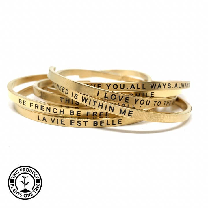 Nieuwe matte gouden bangle met positieve mantra voor wholesale door ORANGE AMOUR