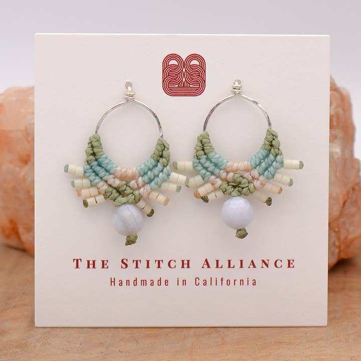 Orecchini Sun Circle Macrame Azura/Argento Sterling fatti a mano per la vendita all'ingrosso da parte di The Stitch Alliance