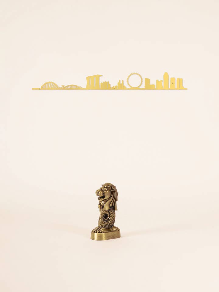 Wanddekor — Skyline von Singapur — Gold (50 cm) für den Großhandel von The Line
