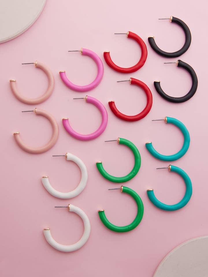 Ringformede øreringe i farvet emalje og metal for engroshandel hos Designature New York