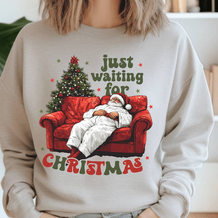 Juste en attente de Noël T-shirt ou Sweatshirt | Tailles Adultes & Jeunes | T-shirt ou Sweatshirt Père Noël Mignon | Compte à Rebours des Fêtes | Gildan Softstyle pour la vente par Swain Co.