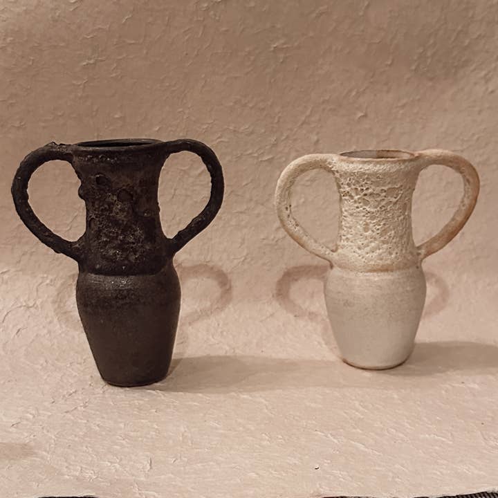 Petites amphores de lave pour la vente par Olivia Snow Ceramics