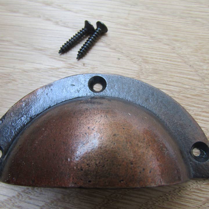 Støbejern Lille Victoriansk Cup Pull Håndtag Antik Kobber for engroshandel hos IronmongeryWorld