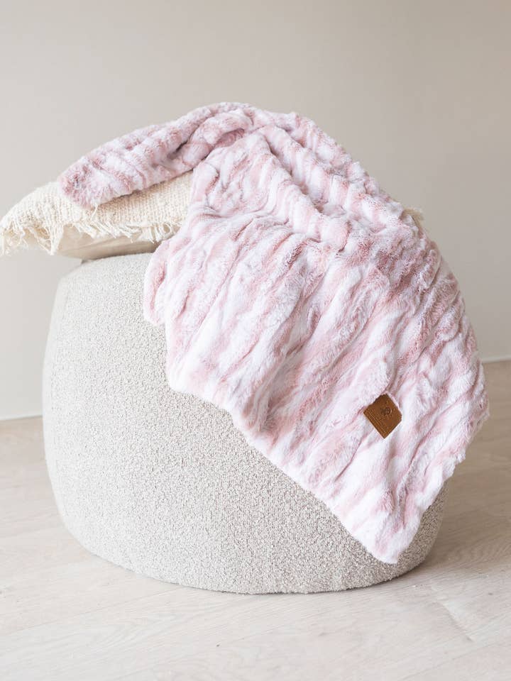 Manta de piel sintética para bebé Cuddle Cookie, color rosa ondulado para venta al por mayor de Cuddle Cookie Baby Shop