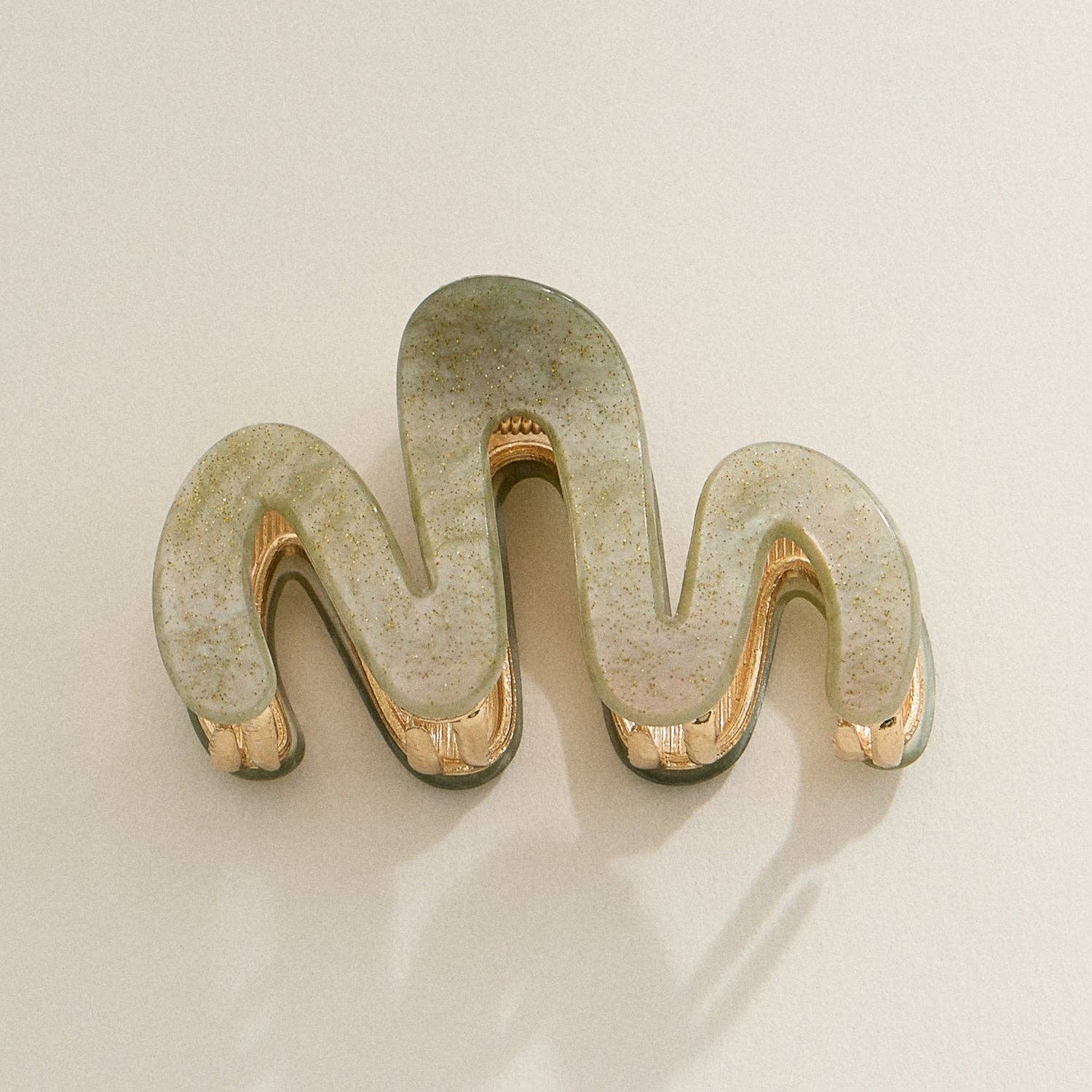 Frem – wholesale Hårklämma - Dam – Matt vågig klämma med gulddetaljer – Liten hårklämma för halvuppsättningar2