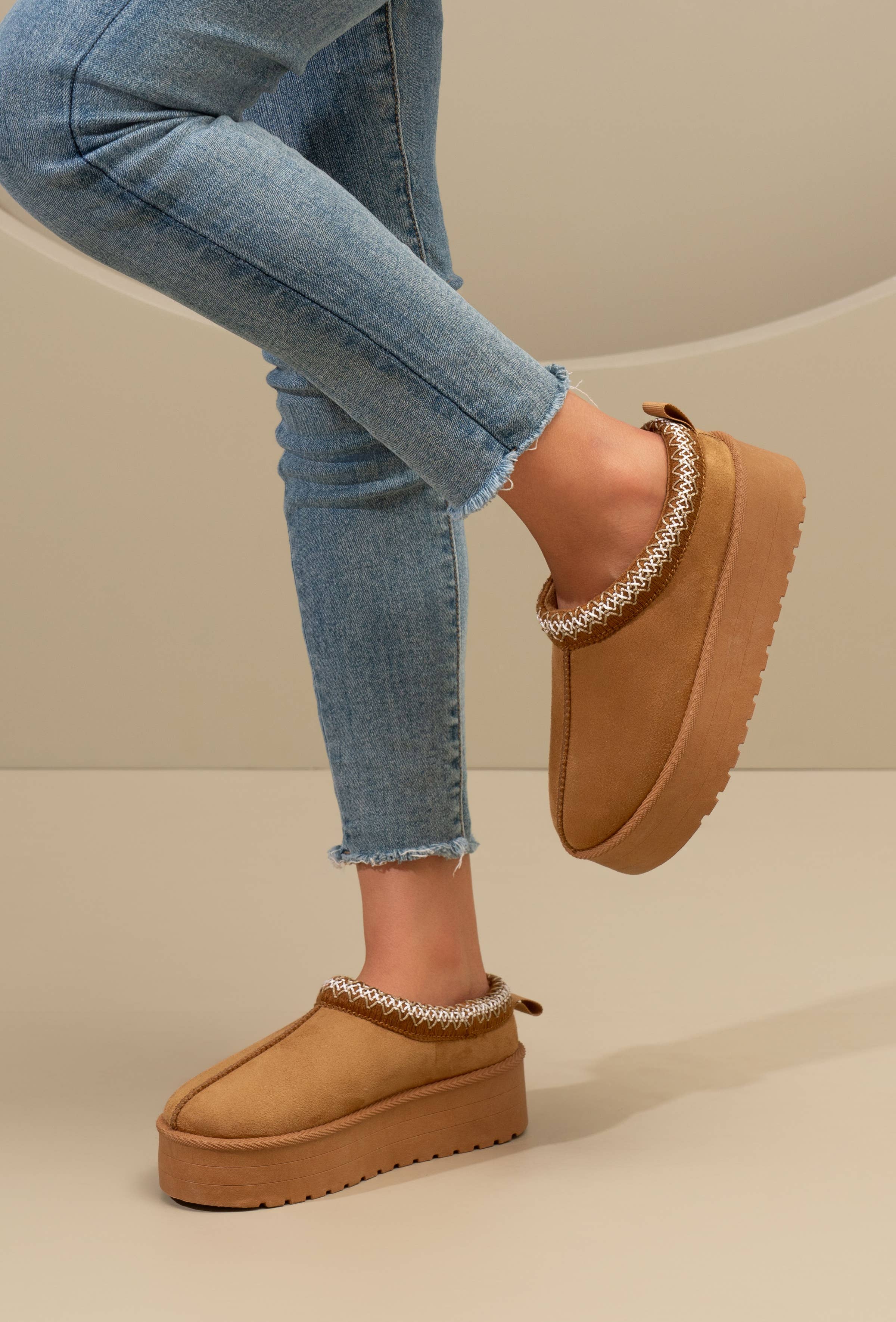 C'M PARIS – Großhandel Schlappen – Damen – Plattform-Hausschuh mit Strickkragen 643520