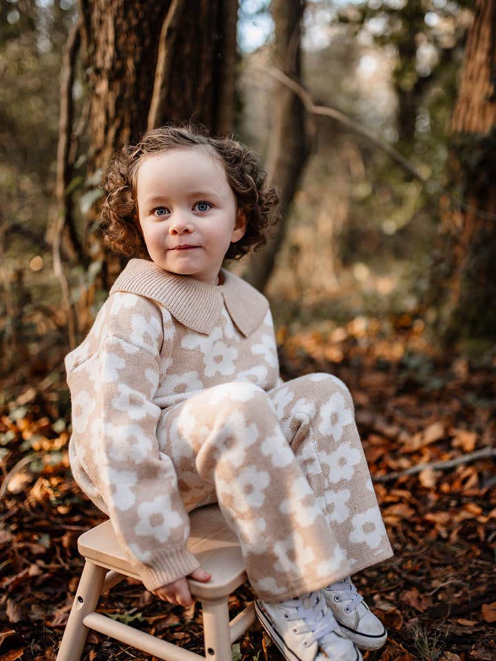 Naturlig blommig stickning | Utsvängda underdelar | Supermjuk bambu | Beige & Vit för wholesale av Poet & Deer