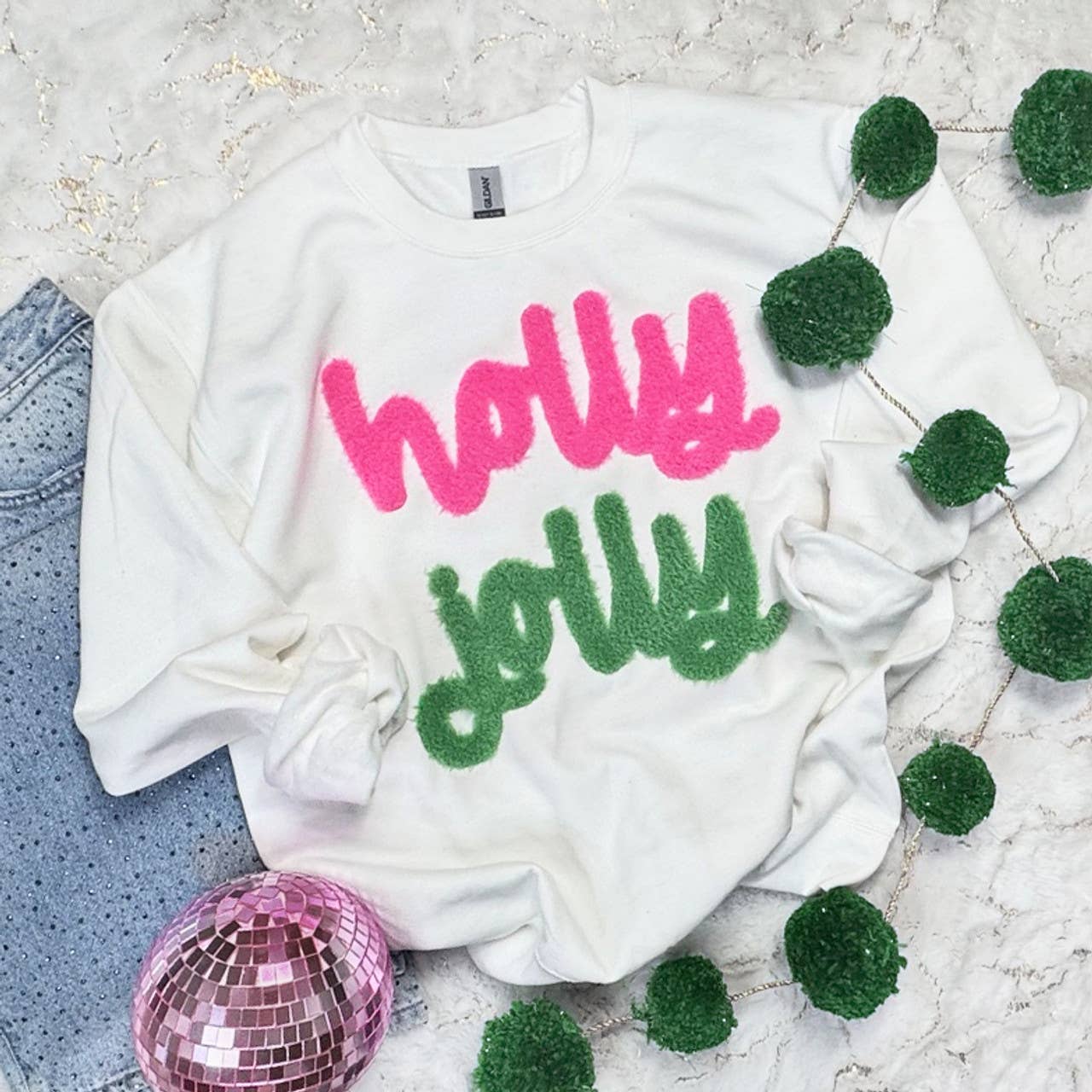 Trendy Tee Co. – Engroshandel Grafisk Sweatshirt - Dame – Holly Jolly Fluffy Sweatshirt0