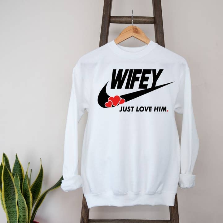 Sweat-shirt Wifey Just Lover Him pour la vente par JCK Finds
