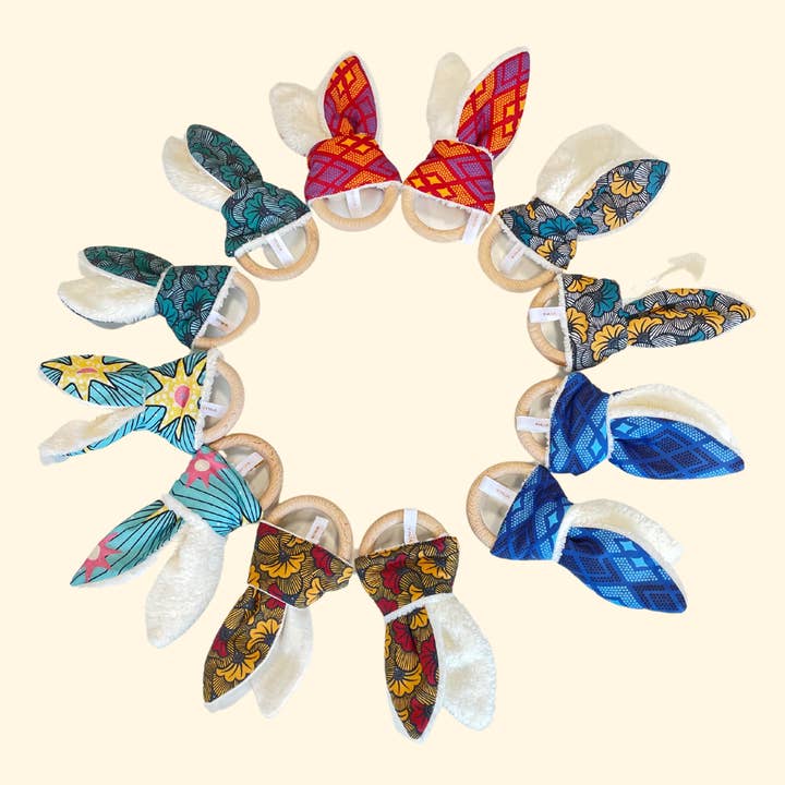 Sortiment av 12 skallror i ekologisk bomull och 6 haklappar för wholesale av Viwa