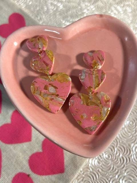 Cœurs à trois niveaux en argile, pendants de cœur en argile polymère, boucles d'oreilles de Saint-Valentin, boucle d'oreille cœur rose, boucles d'oreilles roses avec or, délicates modernes pour la vente par Miles and Milo Polymer Clay Collection