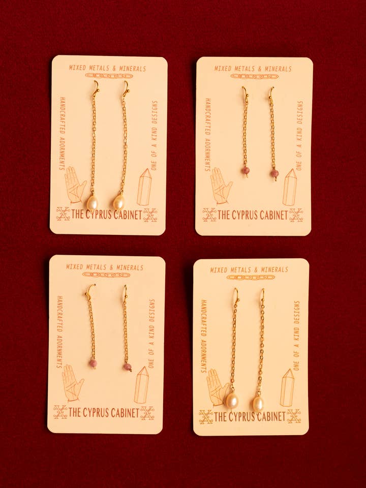 LOT DE BOUCLES D'OREILLES PENDANTES EN CRISTAL AVEC TOURMALINE ROSE ET PERLE pour la vente par The Cyprus Cabinet